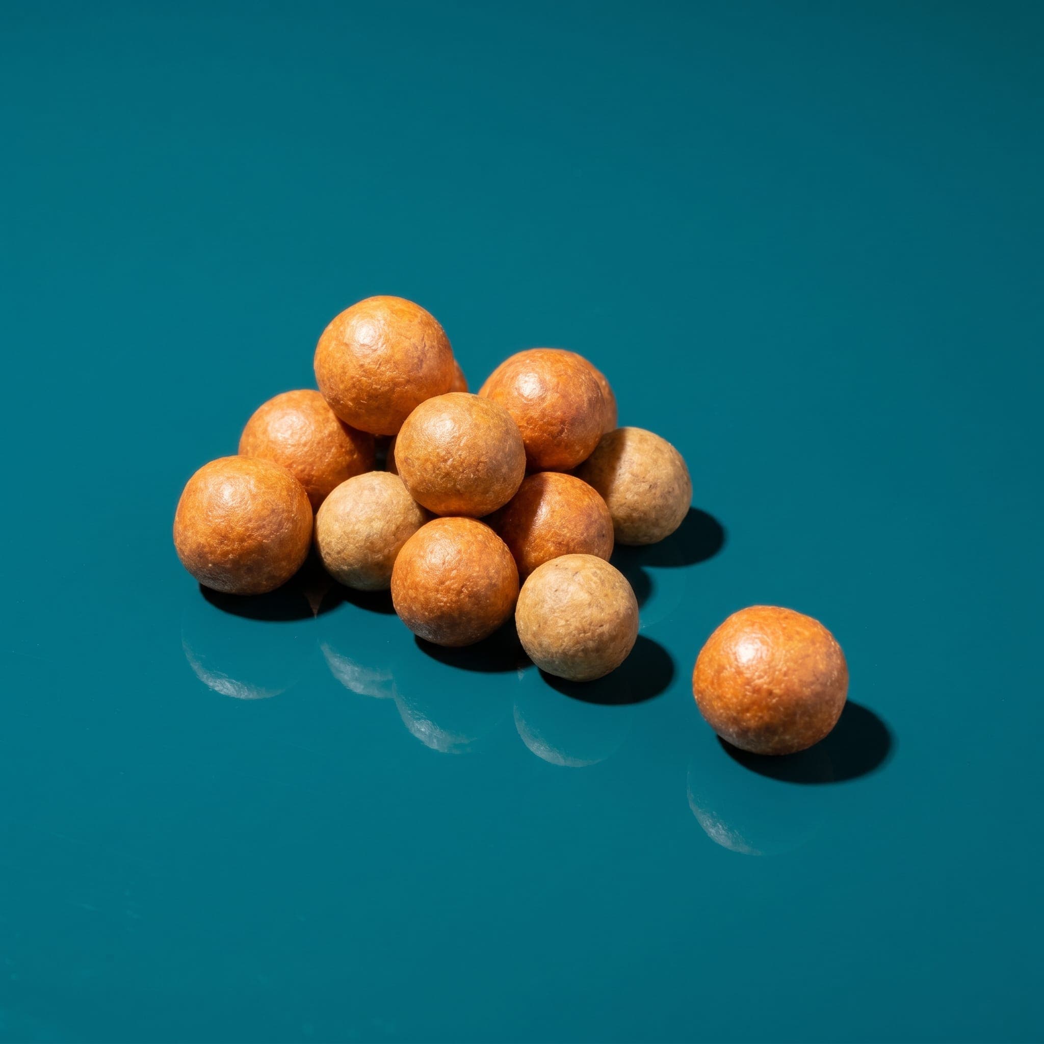 kauhelden snack-makro: runde huhn-snacks vor petrol-studio