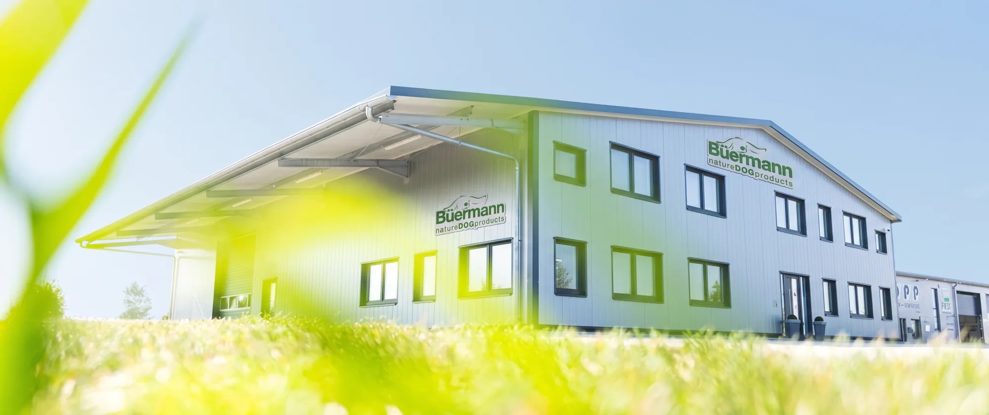 Das Betriebsgelände von Tiernahrung Büermann im ecopark Emstek an einem Sommertag